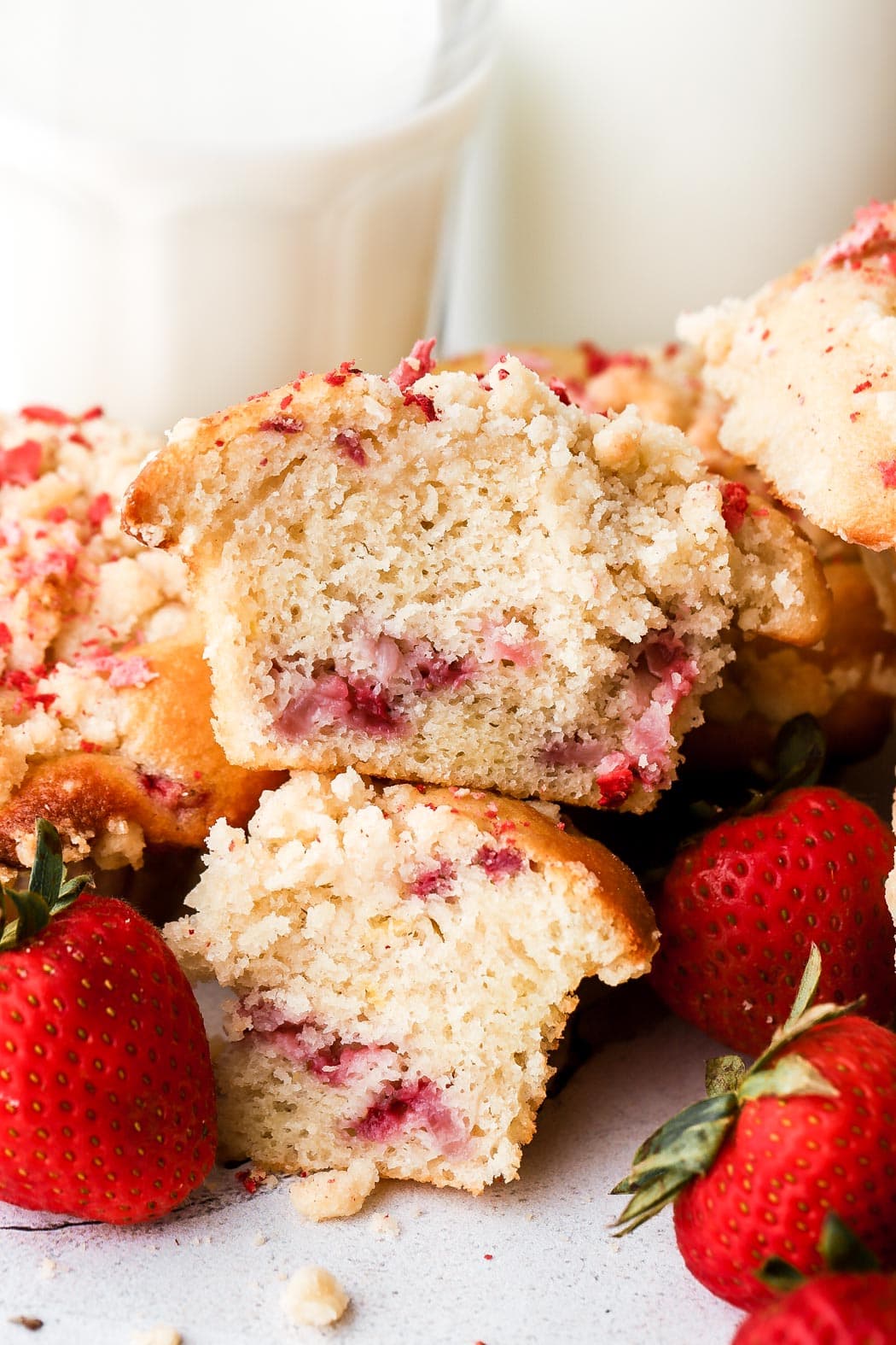 Vanille–yoghurt cake met stuken gevriesdroogde aardbei